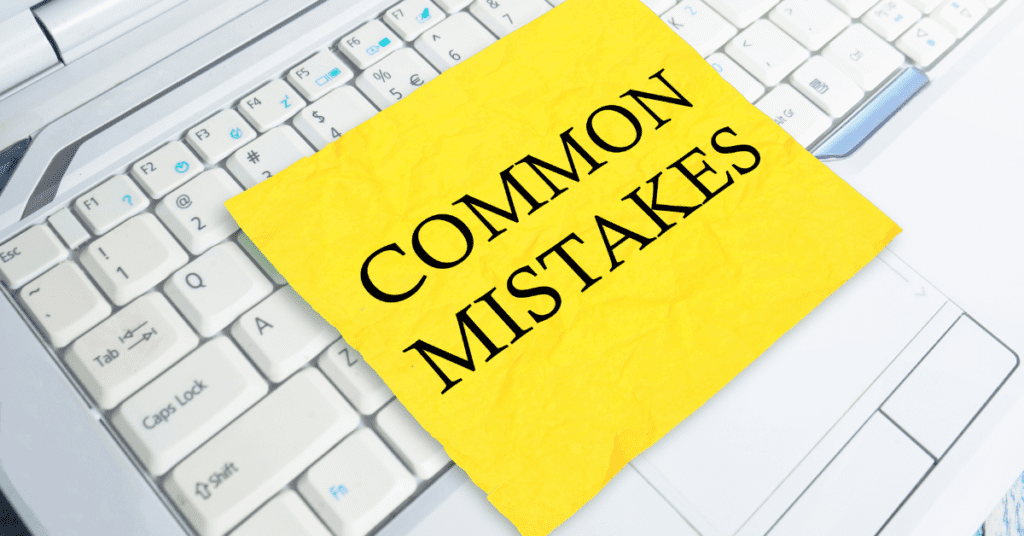 laptop keyboard with a yellow sticky note with the words "common mistakes" written on it.